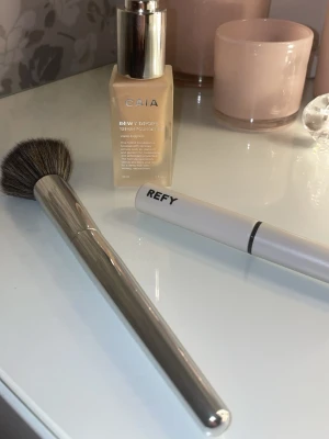 Caia dewy drops 20N+borste+brow gel+ liten tester flaska Gisou hår olja  - Hej! Jag säljer de här tre smink produkterna i ett sett, Caia dewy drops i färgen 20N, Caia borste F13 och Refy clear brow sculpt. Man får också med en liten tester från Gisou, en liten olja. Jag fick hem Caia produkterna igår och de är endast testade, applikatorn på dewy drops har inte nuddat mitt ansikte, och borsten är tvättad med ansiktstvål. Brow sculpten från Refy är också endast testad. Hela värdet blir cirka 850 kronor✨ Just nu är det gratis frakt, och jag kan lämna in paketet imorgon!✨