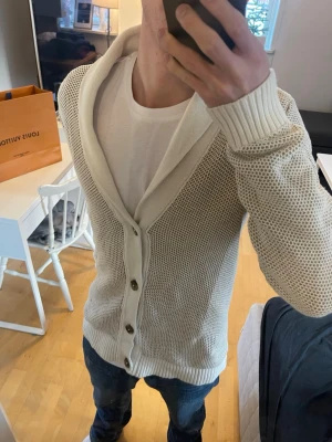 Stickad Lindbergh Kofta/Cardigan - Säljer nu denna sjukt snygga stickade Kofta/cardigan från Lindebergh😊 Passformen är helt perfekt och den är både varm och bekväm 🤩 Storlek S och passar true to size! I princip nyskick och endast använd fåtalet gånger🙌 Skriv vid funderingar 📲🤝