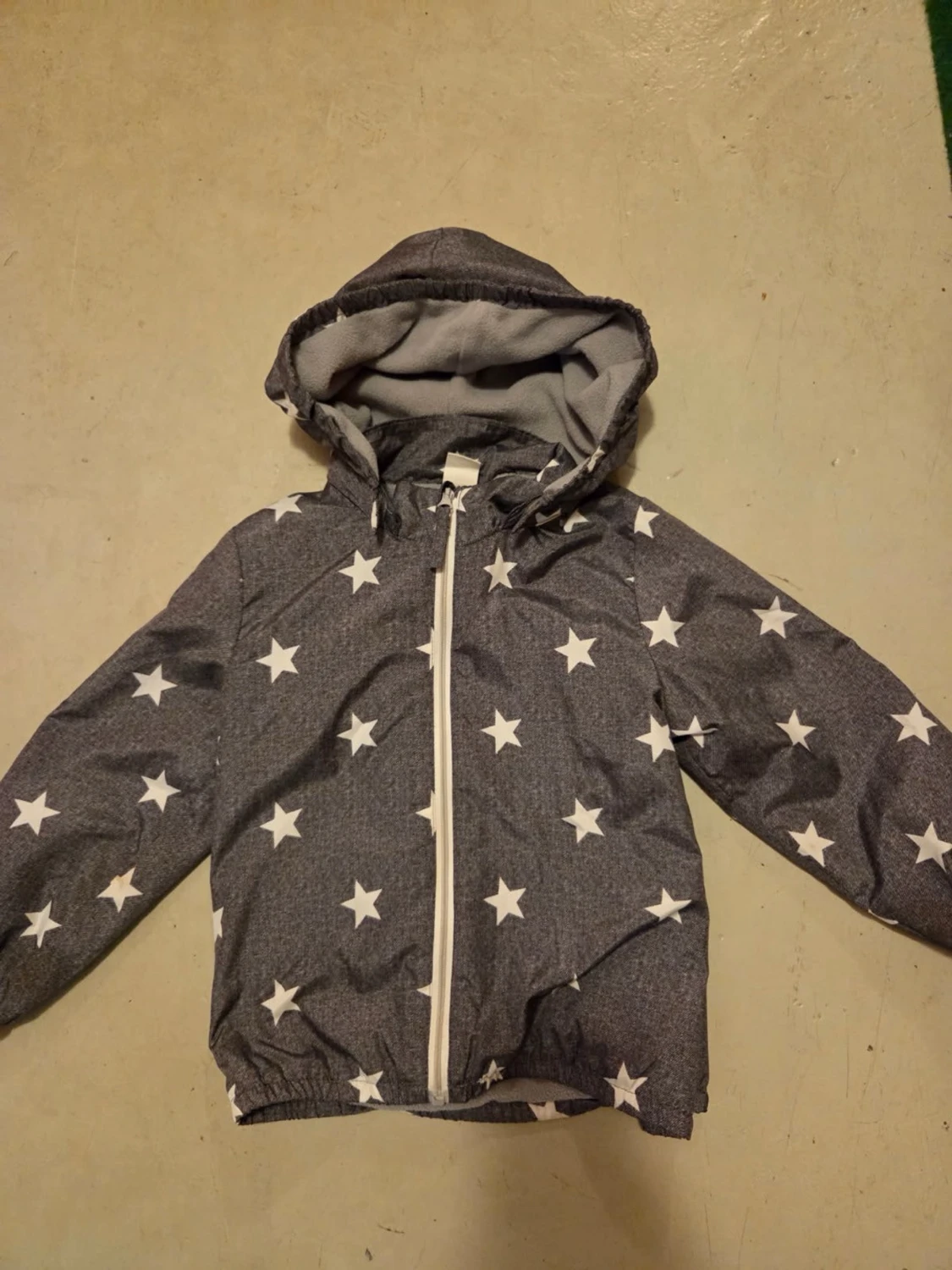Grå vindjacka med stjärnor