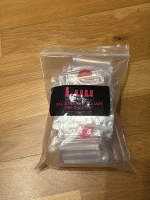 Luu 3XL raka nageltippar - Säljer ett paket med Luu 3XL Straight Square nageltippar utan C-kurva. Tipparna är genomskinliga och har en rak, fyrkantig form. Kommer i en återförslutningsbar plastpåse. Andvänt 1-2 ggr så nästan alla finns kvar. Nypris 165kr
