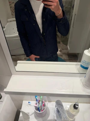 Polo Ralph Lauren jacka - Säljer en unik mörkblå quiltad jacka från Polo Ralph Lauren i storlek M. Passar perfekt till höst och vår. Hör av er vid frågor