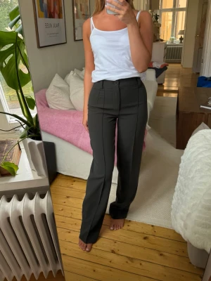 Kostymbyxor  - Använda fåtal gånger, som nya! Mörkgröna.