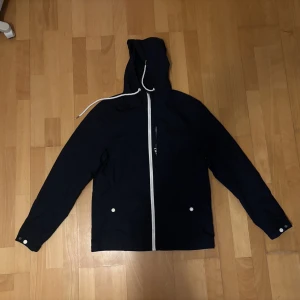 Pier one windbreaker - köptes på Zalando några månader sen, vid den tidspunkten skedde ändring av stil vilket ledde till att jag inte hade någon användning av den. Har nästan inte använt den överhuvudtaget. Vid frågor hör av er