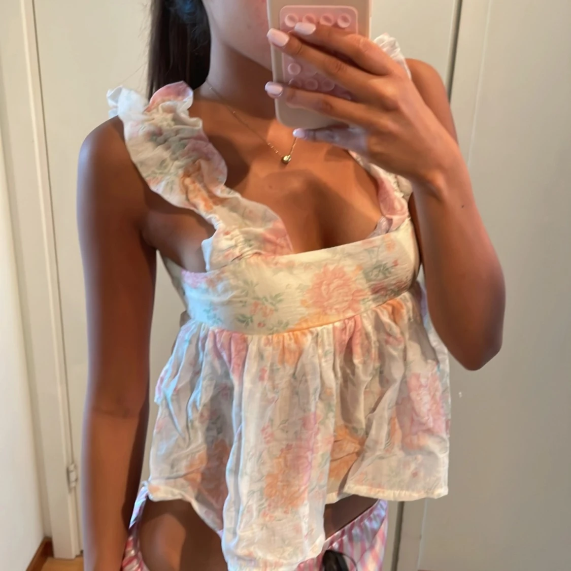 Blommig volangblus med rosett i ryggen - 2