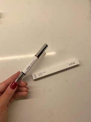 CAIA double take - Double take eye pen (eyeshadow + eyeliner pencil) från CAIA, oanvänd med originalförpackning som endast öppnats för att fota produkten. I färgen To PM, säljer även from AM se annons i profil (Jag har även ytterligare andra produkter från Caia till salu🥰)