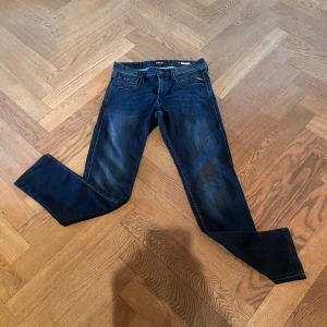 Replay Anbass jeans  - Mörk blå replay Jeans. Ny pris kostar dom 1800kr   Mitt  pris :499kr.                                                                      Modell: Anbass 28/34 men sitter som 32 