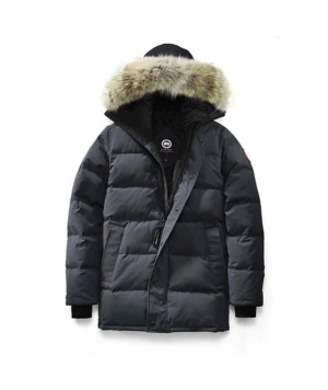 Canada Goose  - Säljer en svart dunjacka från Canada Goose med fluffig päls på huvan och klassisk logga på ärmen. Jackan har quiltad design, dragkedja och knappar framtill samt flera fickor. Perfekt för kalla vinterdagar och riktigt snygg stil. Använd i en vinter, kan gå ner vid snabbäffär. 