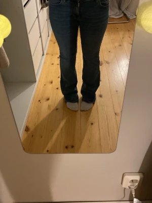 Blå lågmidjade bootcut jeans  - Säljer ett par klassiska blå jeans med bootcut passform. Jeansen har fem fickor, knapp och dragkedja framtill samt bälteshällor.De är i storlek 36. Säljer pga att de är för långa för mig och inte kommit till användning💗kontakta vid fler frågor💗
