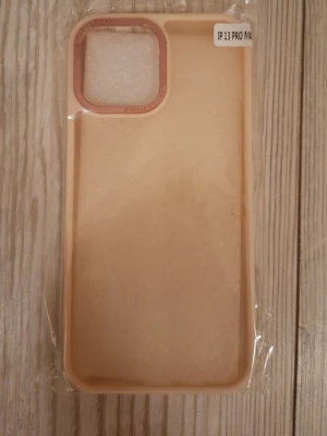 Mobilskal IP 13 pro max - Mobilskal IP 13 pro max. Nytt - felköp. Ljusrosa. Genomskinlig baksida