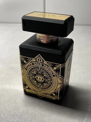Initio Oud For Greatness 90ml - Initio Oud For Greatness från Black Gold Project är en Eau de Parfum med en volym på 90ml. Tillverkad i Frankrike, flaskan har en unik och mystisk design som sticker ut i samlingen. Perfekt för dig som vill ha något exklusivt. Använd vid 3 tillfällen, ord pris 3700:- säljs 1700:- pris kan diskuteras vid snabb affär 