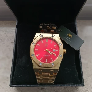 Helt Ny Guld klocka (limited edition) - Säljer en otroligt snygg och helt oanvänd klocka. Den ligger kvar i sin originalbox med taggen kvar – perfekt som en exklusiv present eller om du vill unna dig själv något speciellt! Detta är en "Limited Edition" quartz-klocka med en design som verkligen drar blickarna till sig.   Den påminner om betydligt dyrare lyxklockor. Perfekt tillfälle att köpa en stilren klocka till ett bra pris.