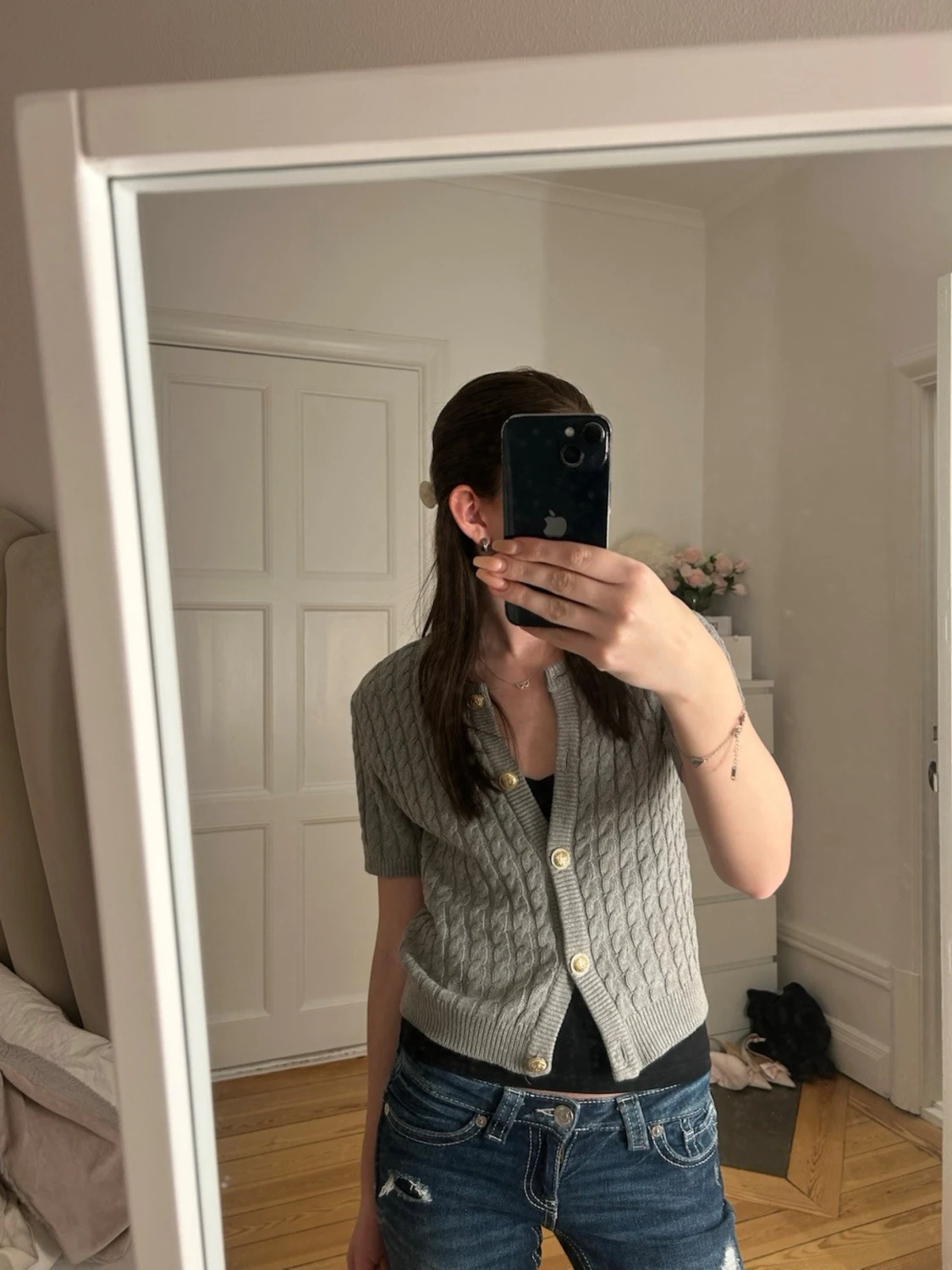 Grå kortärmad kofta med knappar