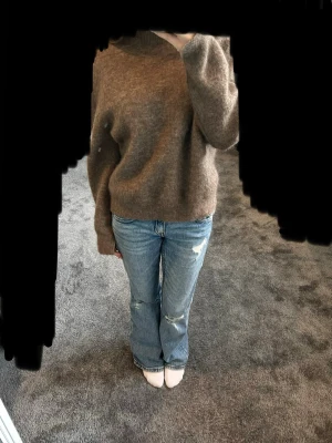 Brun stickad tröja - Brun stickad tröja med ribbad rygg och ärm. Materialet kan vara lite stickigt så rekommenderar att ha en tshirt under, men blir bättre efter tvätt. Oversized så passar därför både S och XS🩷
