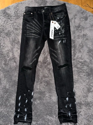 Purple Brand Svarta Jeans - Nästan helt nya svarta jeans från Purple Brand (använd några gånger) med slim fit och låg midja. De är storlek 29 men skulle säga att de även passar i storlek 30. Tveka inte med att ställa frågor!