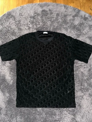 Dior t-shirt - Säljer en svart Dior T-shirt som är helt oanvänd och ny. Den är Storlek M men är stor i storleken så den passar även L. Tveka inte o ställ frågor!