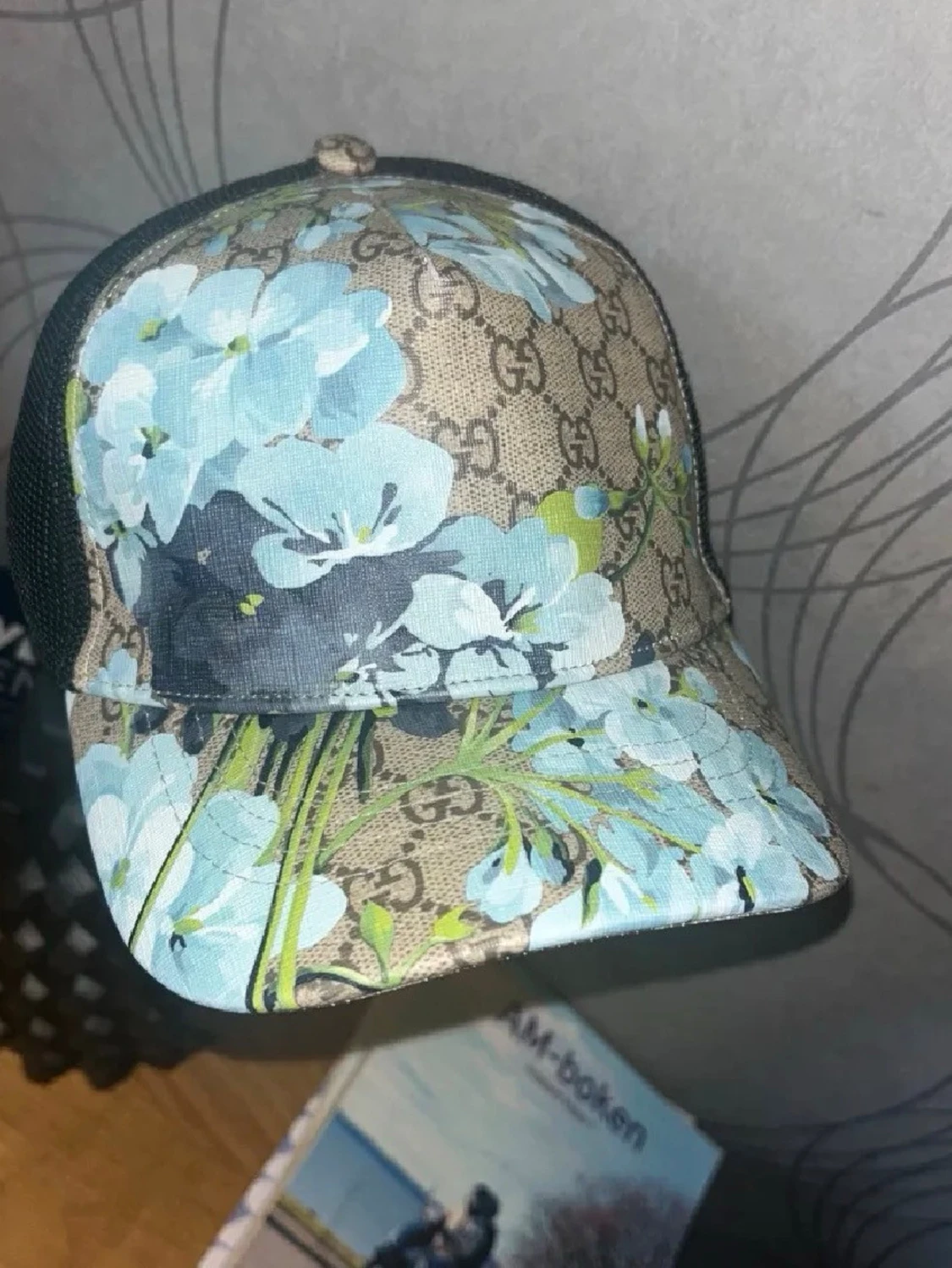 Beige GG keps med blå blommor