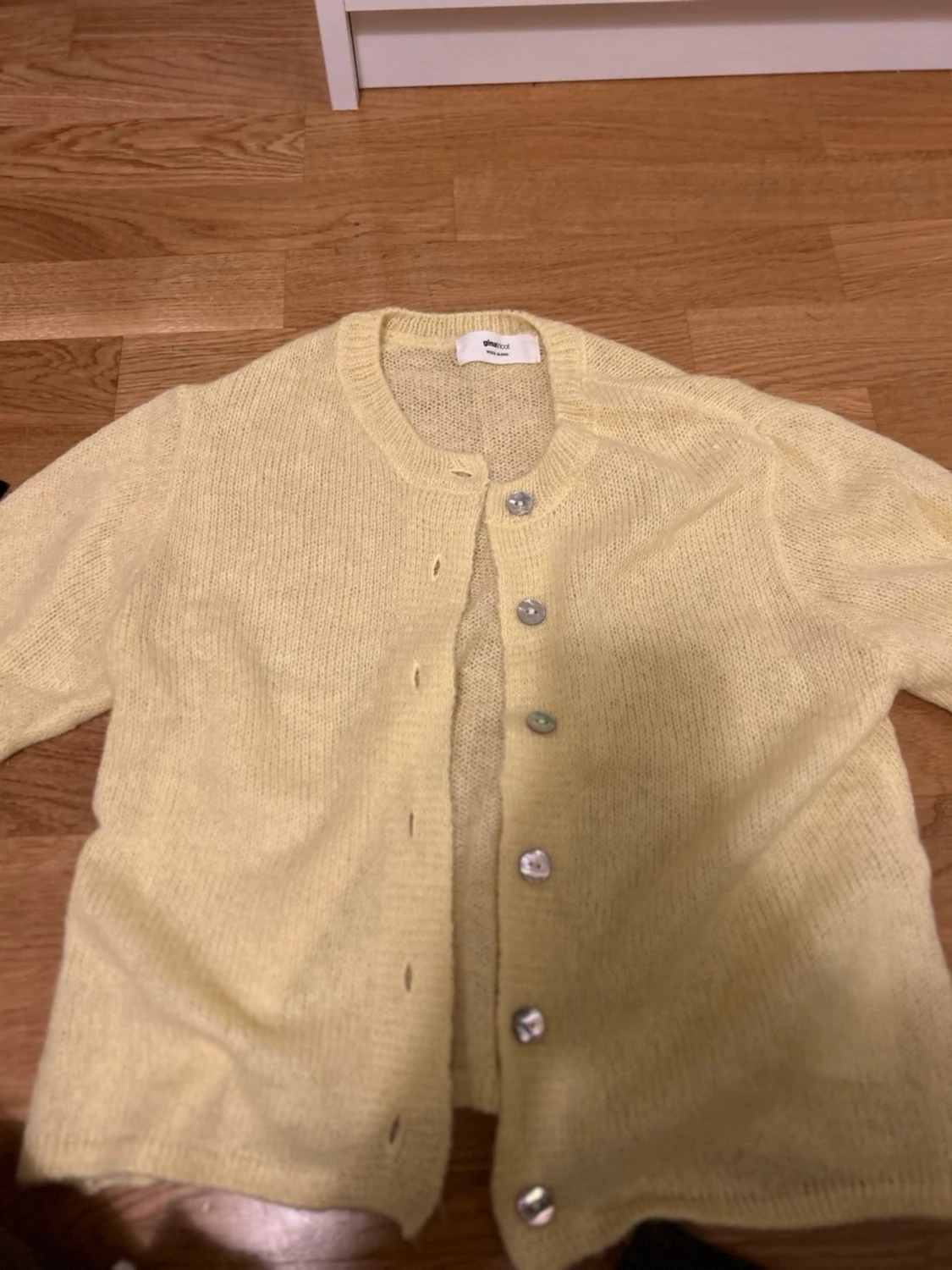 Ljusgul stickad kofta från Monki