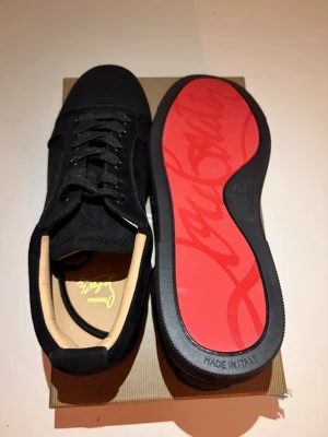 Christian Louboutin svarta - Svarta skor från Christian Louboutin. Skorna kommer med originalpåse och äkthetskort. Riktigt feta och stilrena. Helt nya och aldrig använda.