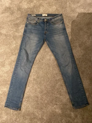 Slim straight jeans från Jack & Jones - Snygga blå jeans från Jack & Jones med slim straight passform! Bra skick bara att höra av sig!