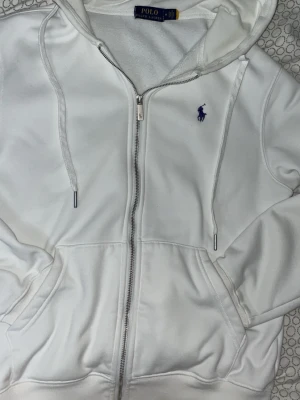 Polo tröja vit (Ralph Lauren) - Vit Polo Ralph Lauren hoodie i mycket bra skick. Sparsamt använd och väl omhändertagen. Inga fläckar eller skador.