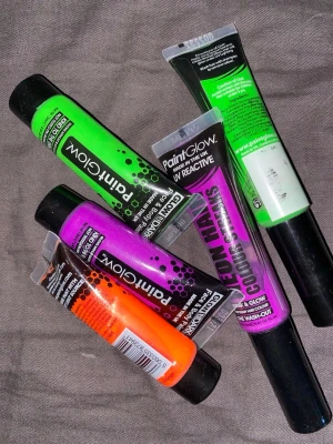 Glow in the dark - Köpte, öppna men andvända inte. Den ä lite krånglig man måste hälla ut lite i en skål och sen andvända för de e bara en tub. Men hår färgen har som en mascara pensel. Andvända den lila en gång och den funka men blev mer råsa. Funkar bara på blont hår men de tvättas ur bra. Ska lysa i mörker men har inte testat 