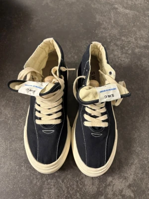 S.W.C Varden Canvas - Get your hands on these sleek S.W.C. Varden Canvas! 🚨 Model: S.W.C. Varden Canvas Color: Black/White Size: 41 Fit: A bit large in size The shoes have been worn a handful of times but are in perfect condition – original box included.