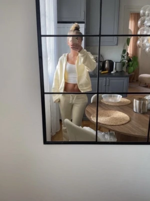 Gult mjukissett - Perfekta för chill dagar hemma eller när du vill vara bekväm men ändå se fräsch ut.