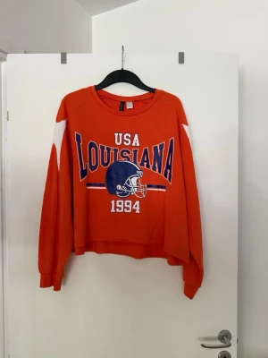 Sweatshirt orange  - Storlek L. Aldrig använd. 