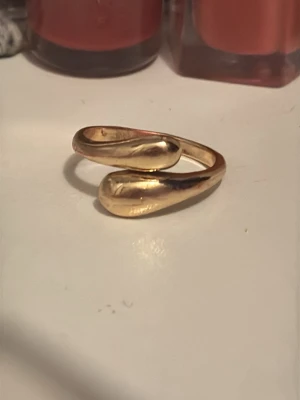 Guld ring - En snygg guld ring som går att justera i storleken!💗