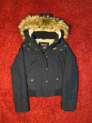 Hollister all weather fur insulated jacket - Hollister all weather fur fodrad jacka i storlek S. Har en fläck inuti på fodret som kan ses på sista bilden. Mått: axelbredd - 39 cm, längd - 50 cm. Skriv för fler bilder och frågor!