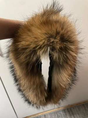 Brun fluffig pälsväst - Säljer en riktigt fluffig och snygg pälsväst för jackor i brun och svart ton. Västen har ett mjukt och fylligt pälsmaterial med insida i svart tyg. Perfekt för dig som vill ha en statement-piece med extra volym och värme. Passar dig som gillar att sticka ut med din stil. Det är äkta djur Päls!