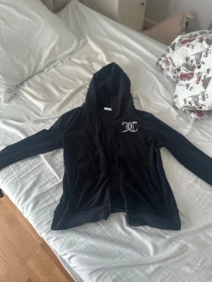 Svart Juicy Couture sip tröja. Riktigt märke  - En svart sip tröja från Juicy couture, hyfsat bra skick då några paljetter ramlat av. Annars i bra skick! Storlek XXS, men passar på en tjej som har XS-S i storlek.
