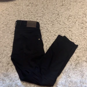 Replay Anbass Jeans - Säljer nu dessa snygga jeans från Replay 🌟Modellen är anbass 👖 Hör av er vid frågor eller funderingar 🤩