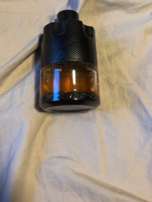 Azzaro the most wanted EDP  - Säljer samples på Azzaro the most wanted. 3 ml för 60kr. Kolla gärna in min profil för fler parfymer och ifall ni vill ha samfrakt gör ni en bundle :)