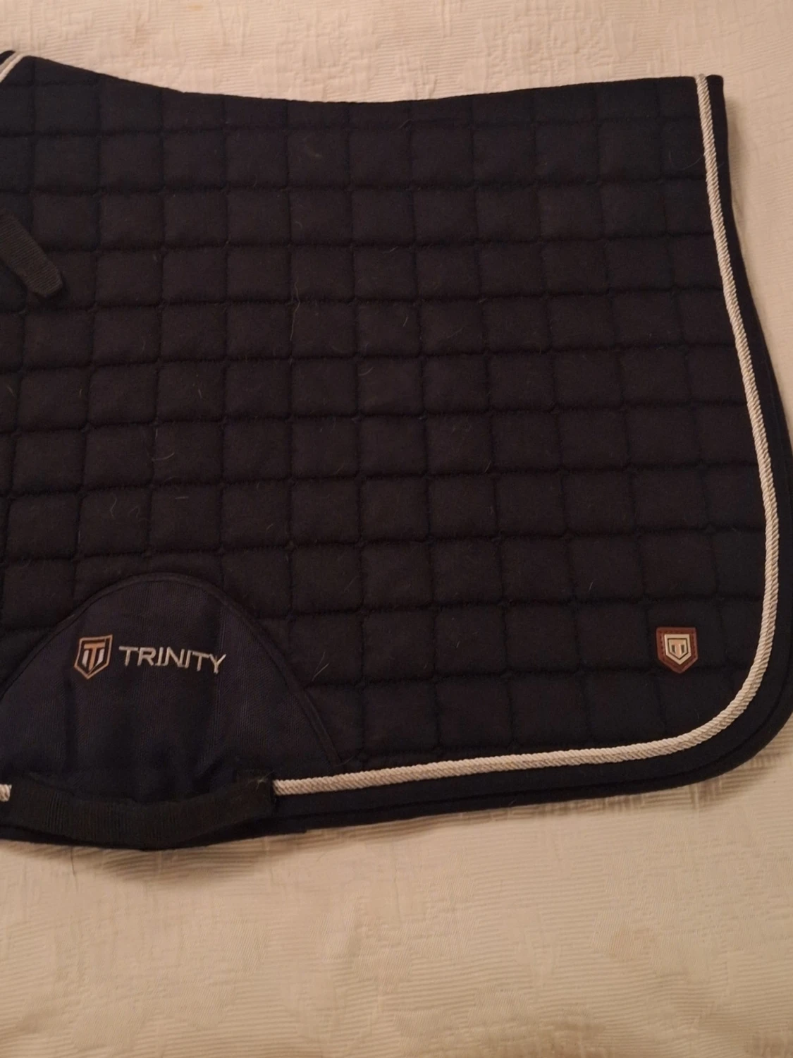 Svart quiltad schabrak från Trinity