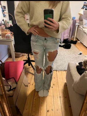 Coola Jeans från Killah  - Supercoola ljusa jeans med slitningar framtid. Sitter JÄTTEsnyggt på!! Inga defekter 🩵Köptes för 1050kr med frakt på Vinted!  Midjemåttet - 32cm rakt över, motsvarar 64cm (W25)