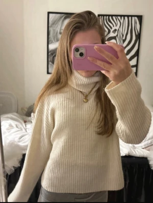 Vit polotröja  - Mysig vit ribbad polotröja. Endast använd en gång. 