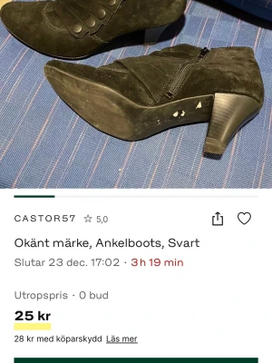 Svarta ankelboots med klack - Svarta ankelboots med spetsig tå och låg klack. Snygga detaljer med knappar och dragkedja på sidan. Tillverkade i mocka som ger en mjuk och cool känsla. Perfekt för dig som gillar boots med lite edge och stil. Säljs på fler sidor.