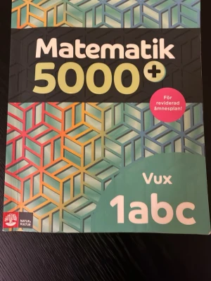 Matematik 5000+ Vux 1abc - Perfekt för dig som pluggar matte på vuxenutbildning! Matematik 5000+ Vux 1abc är anpassad efter den reviderade ämnesplanen och hjälper dig att klara matten på ett modernt och pedagogiskt sätt.