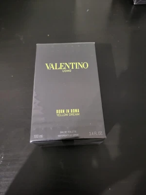 Valentino Uomo Born in Roma 100ml - Valentino Uomo Born in Roma Yellow Dream Eau de Toilette, 100 ml. Tillverkad i Frankrike. Ingredienser: Alcohol, Parfum, Aqua, Limonene, Linalool, Ethylhexyl Methoxycinnamate, Butyl Methoxydibenzoylmethane, Ethylhexyl Salicylate, Citral, Geraniol, Citronellol, Coumarin, CI 19140, CI 14700.