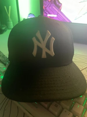 Svart New Era NY keps - 56,8cm knappt använd, kan tänkas att säljas lite billigare. Tveka inte på att höra av dig.