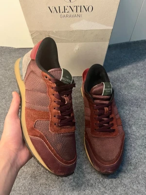 Valentino Rockrunners - Storlek 44. Fint skick. Självklart äkta. Box medföljer. Fast pris! 