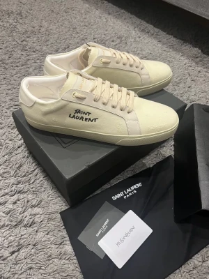 Yves Saint Laurent skor - Helt nya och oanvända Saint Laurent skor. 10/10 skick. Riktigt fina och bekväma. Det är storlek 44 men jag skulle säga att dem även passar 43. Allt på bilderna medföljer. Hör av er vid frågor, rekommenderar dessa skor! 