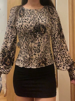 Mönstrad blus från GinaTricot - Super fin blus som sitter super fint på en, säljer pga att jag inte använder den längre:) 