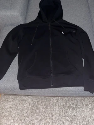 Ralph Lauren Zip Hoodie - Tjena, jag säljer en Ralph Lauren Zip Hoodie för 599 kr, har bara användit den några gånger eftersom den var för liten för mig så den är i mycket bra skick. Kom privat för mer information