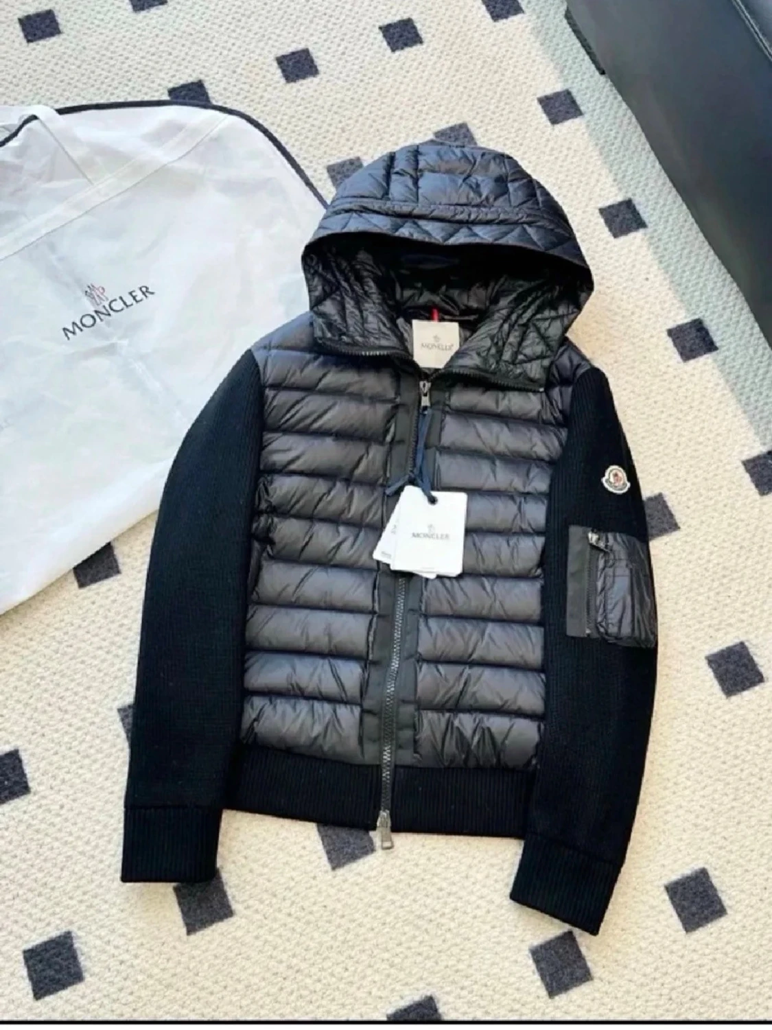 Svart pufferjacka från Moncler