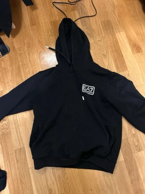 Armani hoodie - har några fläckar men det går enkelt bort med en tvätt!