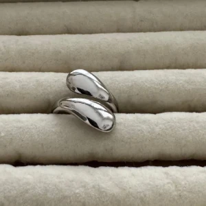 Silverfärgad ring  - Säljer en supercool silverfärgad ring med en unik, böljande design. Den har en modern och stilren look som verkligen sticker ut. Perfekt för att ge din outfit det där lilla extra! 💛