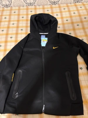 Nike Nocta  - Säljer en stilren Nike x NOCTA hoodie i svart. Hoodien är i storlek S och har en bekväm och kvalitativ känsla med material som håller formen bra. Pris kan diskuteras vid snabb affär. 