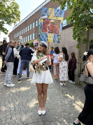 Vit studentklänning - Säljer min studentklänning från iår som är köpt på SHEIN. Den är i storlek XS och är i superfint skick då den endast användes under champagne frukosten och utspringet. Kan skicka fler bilder vid önskemål:) 